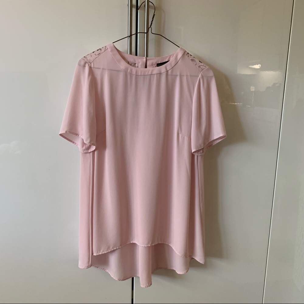 Vince Camuto Light Pink lace Size XS pleated back hi low hem ted baker silver